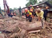 Brimob Batalyon C Sumut Bersama TNI dan Masyarakat Bantu Evakuasi Warga Pasca Banjir Padang Lawas