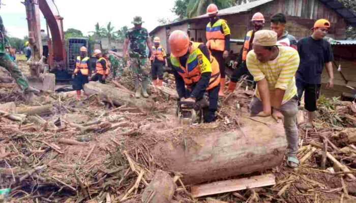 Brimob Batalyon C Sumut Bersama TNI dan Masyarakat Bantu Evakuasi Warga Pasca Banjir Padang Lawas