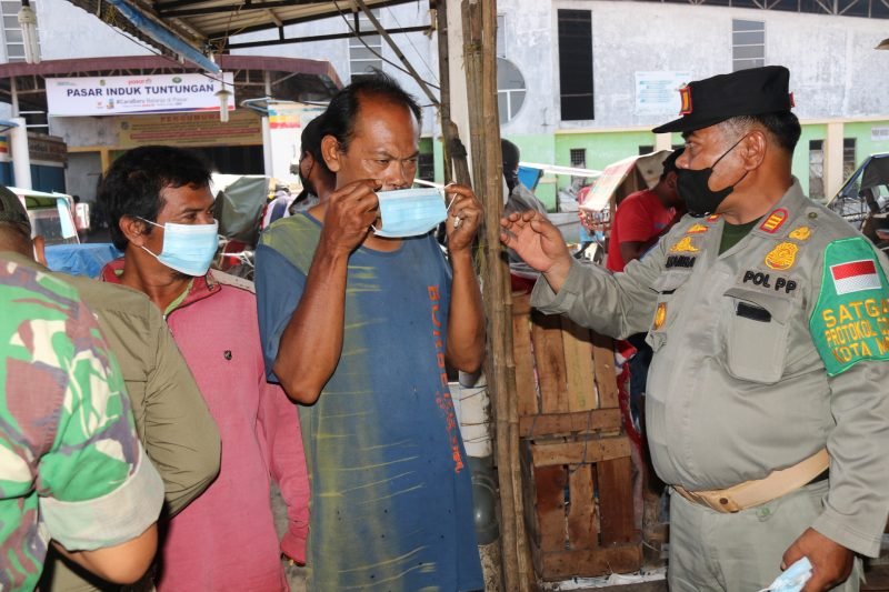Bulan Bakti Praja Wibawa di Medan Tuntungan, Sosialisasi Prokes dan Bagi Masker di 3 Pasar