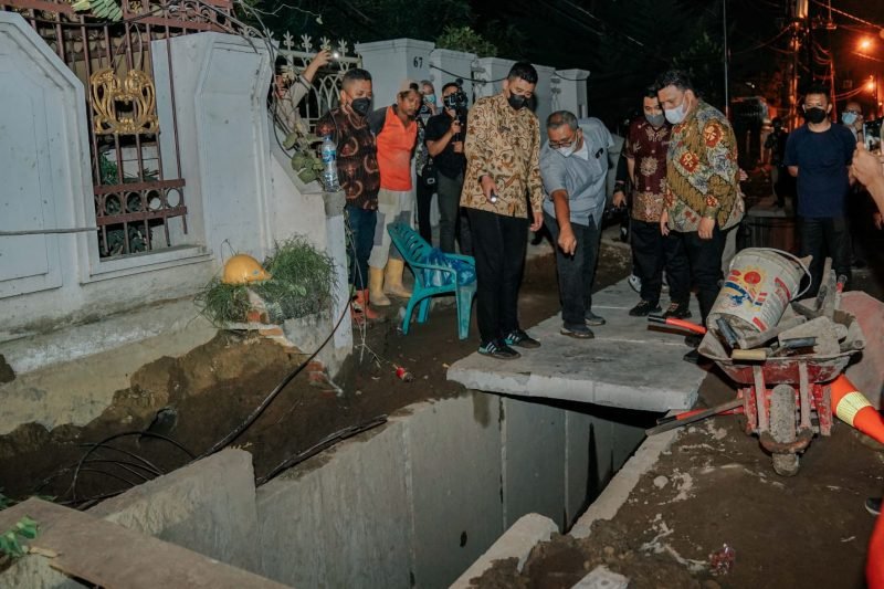 Dikeluhkan Warga, Bobby Nasution Tinjau Pemasangan U-Ditch Jalan Sei Belutu