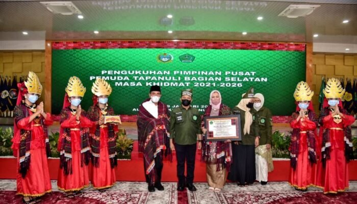 Edy Rahmayadi Kukuhkan PP Pemuda Tabagsel, Ajak Jaga Potensi Alam