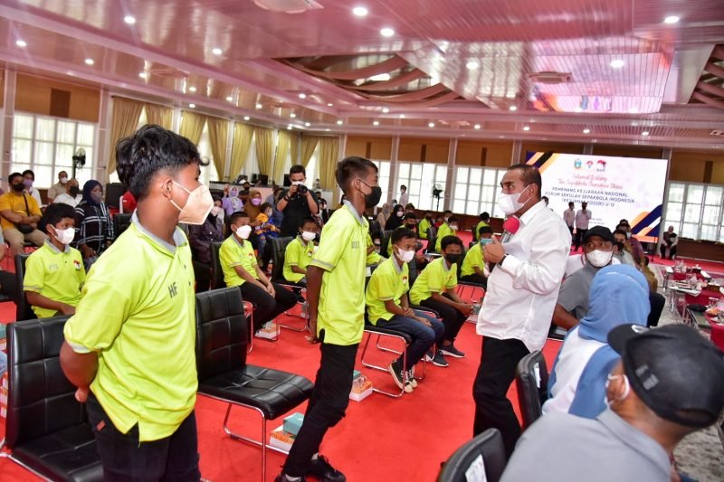 Edy Rahmayadi Sambut Kedatangan Tim Juara Kejurnas FOSSBI U-12