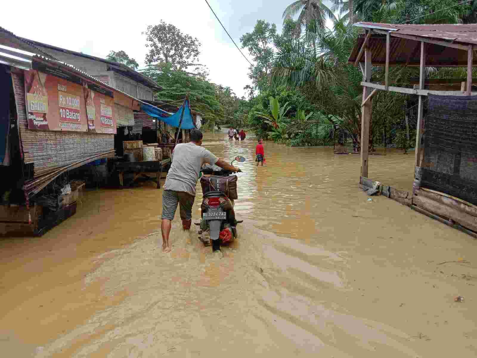 Jalan lintasan desa Jambo Rehat, Kecamat Banda Alam, Aceh Timur mulai terendam banjir. Sabtu (01/01/2022). (kedannews.com/Mukhsin).
