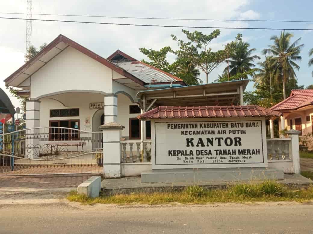 Kantor Kepala Desa Tanah Merah, di Jalan Datuk Umar Palangki, Minggu (09/01/2022). (kedannews.com/Eka Suhendra).