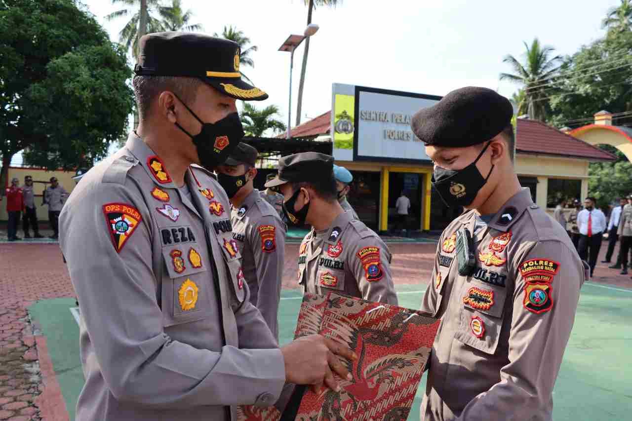 Kapolres Madina AKBP HM Reza Chairul memberikan surprise kepada anggota Polres yang berulang tahun di bulan Januari. Senin (31/01/2022). (Foto/Humas).