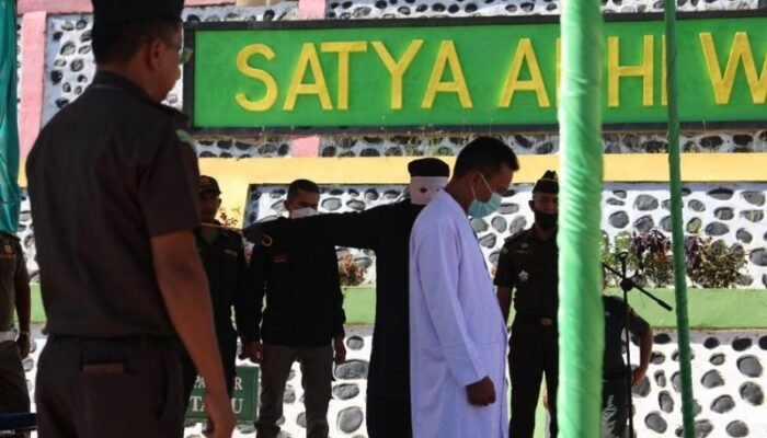 Kejari Gayo Lues Hukum Cambuk Penjudi dan Pemabuk