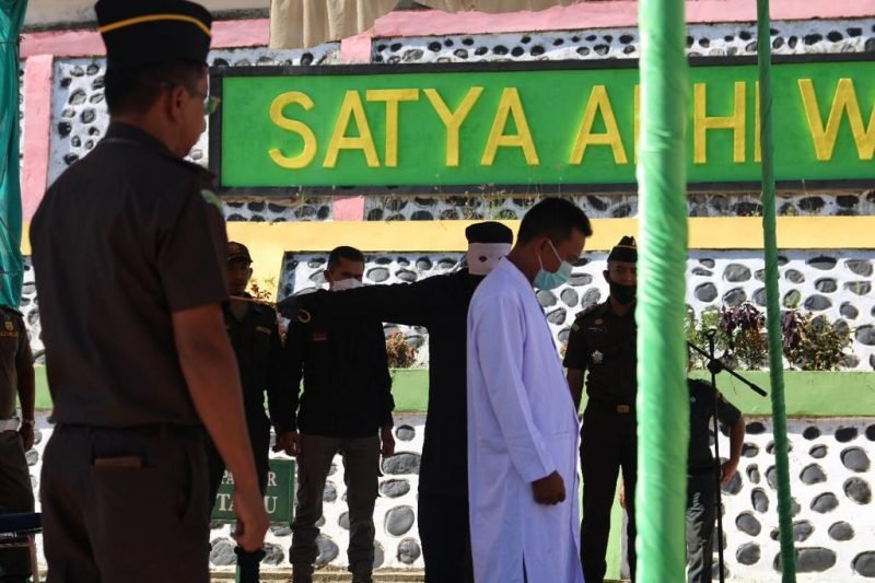 Kejari Gayo Lues Hukum Cambuk Penjudi dan Pemabuk