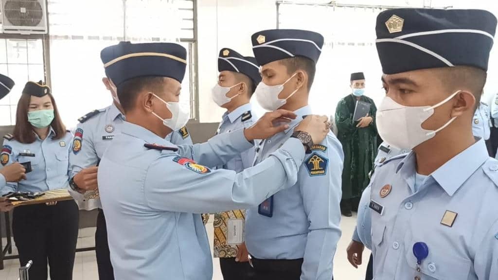 Kepala Lembaga Pemasyarakatan (Kalapas) Kelas IIB Tebing Tinggi, Anton Setiawan, A.Md.IP., S.H., M.Hum Saat melantik 6 orang Calon Pegawai Negeri Sipil (CPNS), yang digelar Aula Lapas, Kamis (30/12/2021). (Dok/Humas).