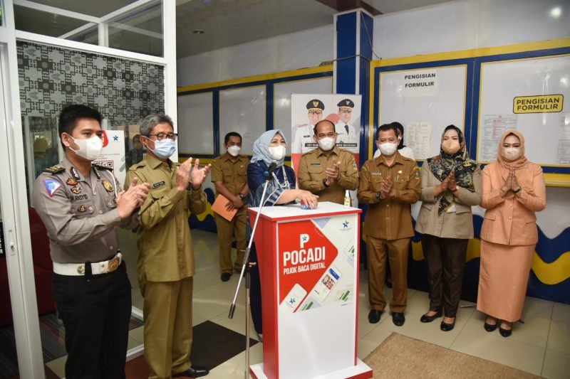 Nawal Lubis Resmikan Pojok Baca Digital di Samsat Medan Selatan