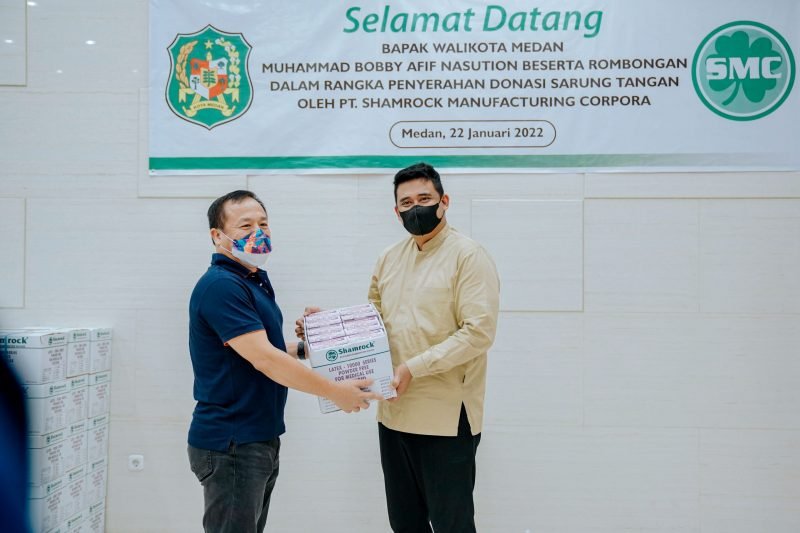PT SMC Serahkan Bantuan 100.000 Sarung Tangan ke Pemko Medan
