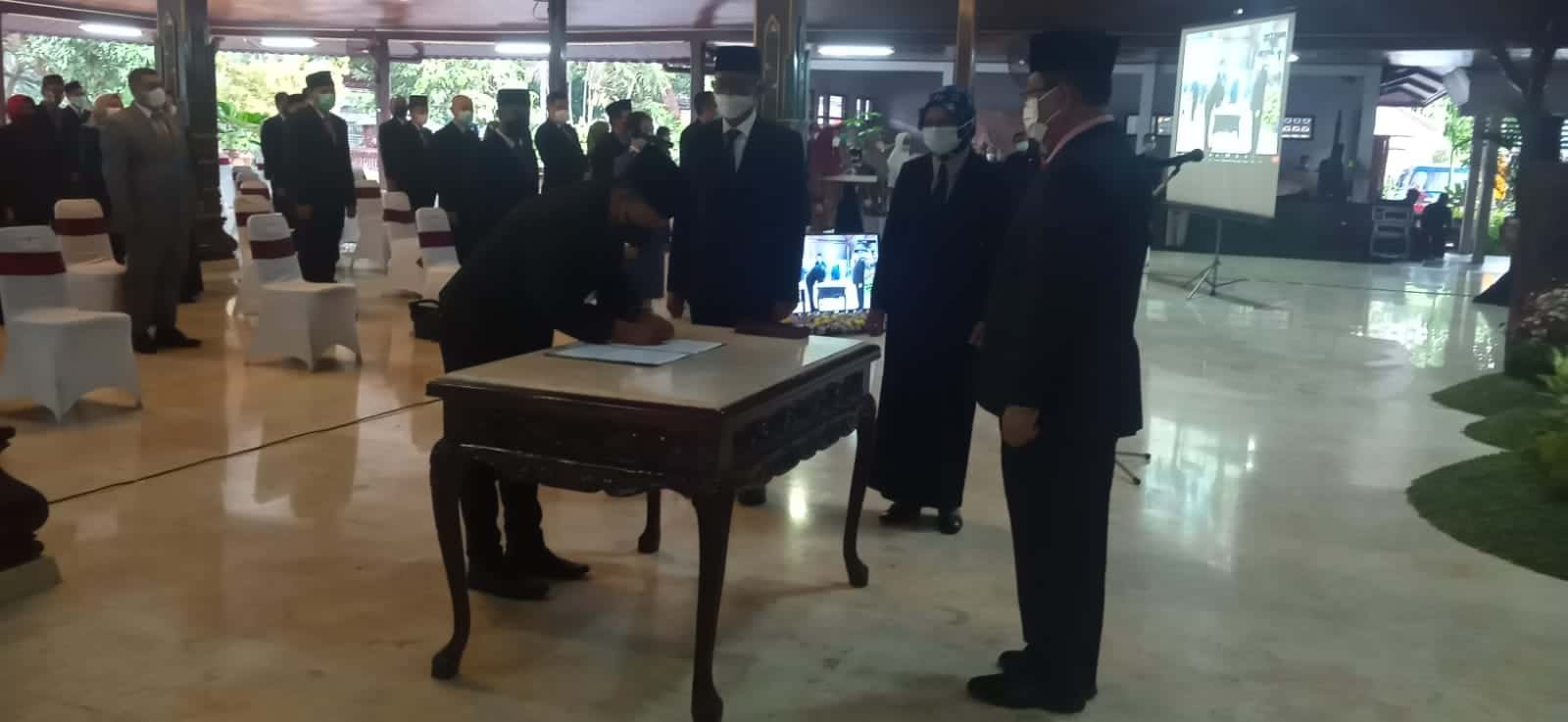 Penandatanganan berita acara oleh pejabat fungsional dengan Bupati Tulungagung Drs Maryoto Birowo, Tulungagung, Jumat (31/12/2021). (kedannews.com/Gusty Indah).