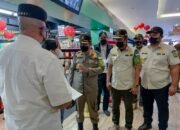 Petugas Gabungan Tertibkan Spanduk dan PKL di Marelan