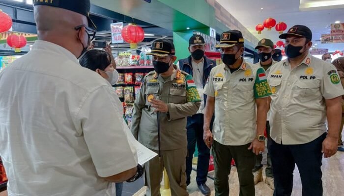 Petugas Gabungan Tertibkan Spanduk dan PKL di Marelan