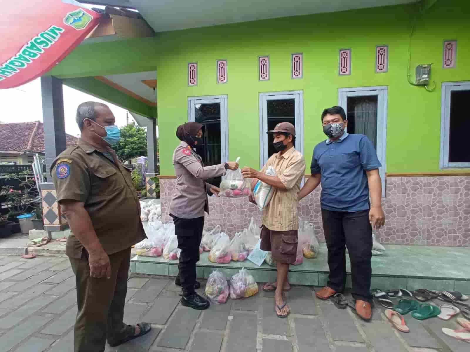 Polsek Cigasong Laksanakan Penyaluran BPNT Jum'at (24/12/2021). (Dok/Humas).