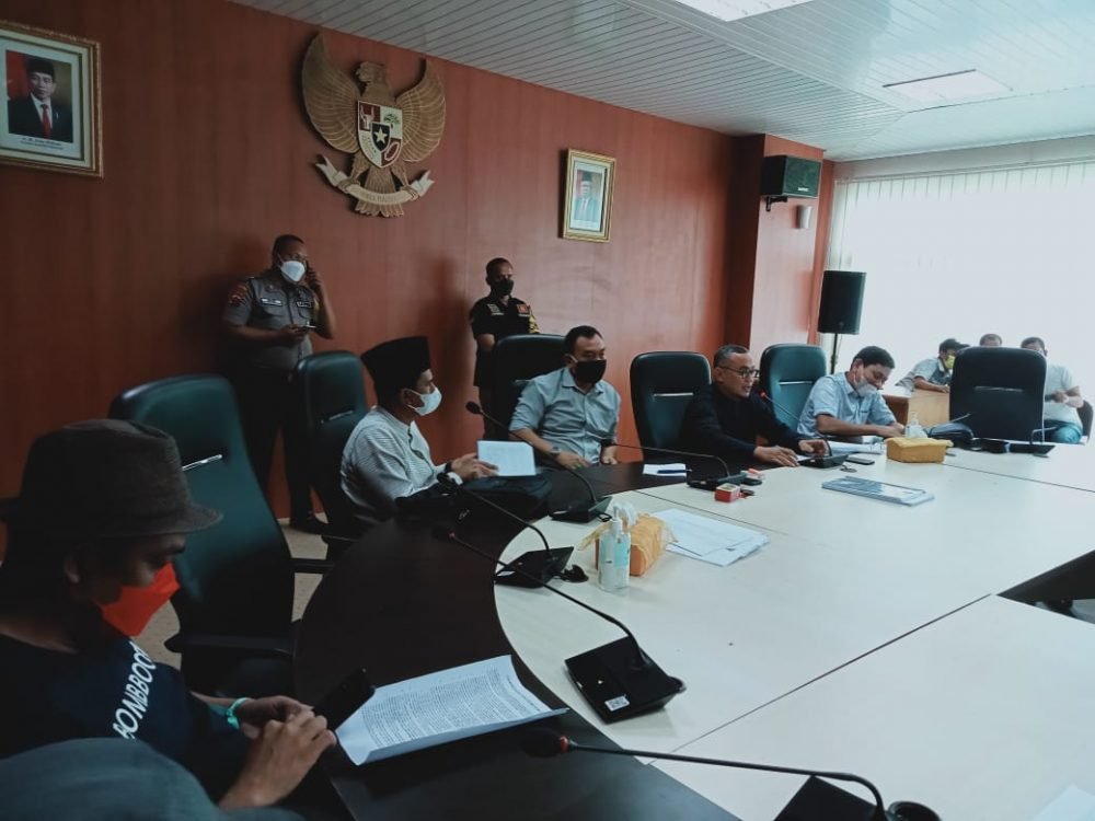 Ratusan Warga Medan Denai Unjuk Rasa ke DPRD Medan, Minta Camat Dicopot