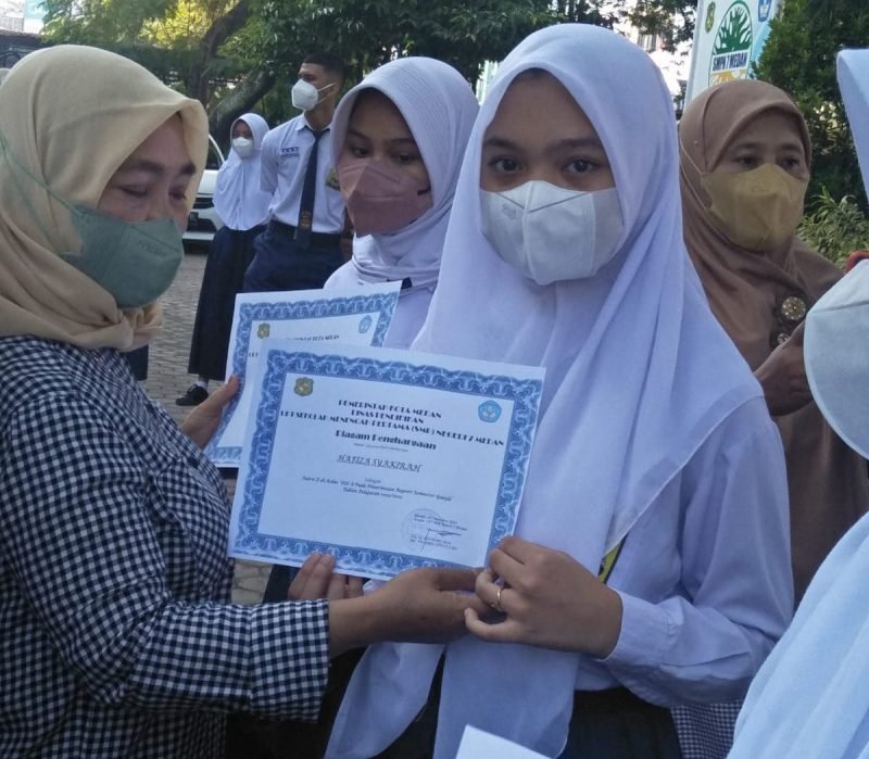 SMP Negeri 7 Medan Bagikan Buku Raport dan Gelar Vaksinasi