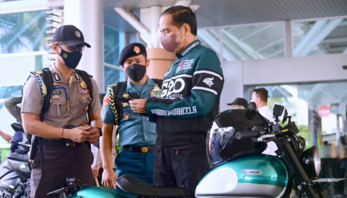 Saat Menjajal Jalur Bypass Bandara Zainuddin Abdul Majid, Jaket G20 Presiden Jadi Sorotan