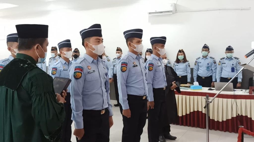 Saat pengambilan sumpah 6 orang Calon Pegawai Negeri Sipil (CPNS), yang digelar Aula Lapas. Kamis (30/12/2021). (Dok/Humas).