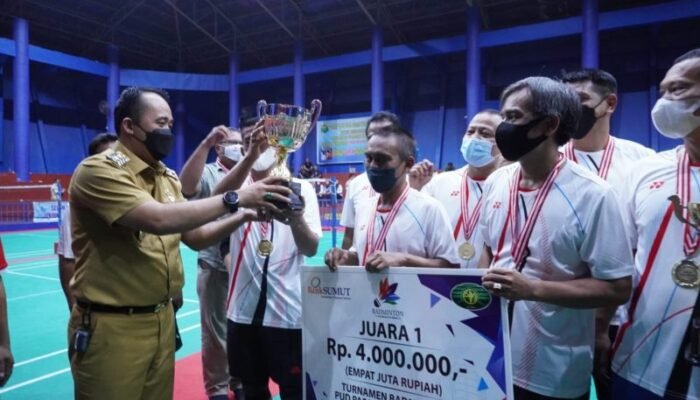 Wakil Wali Kota Medan Aulia Rachman Tutup Turnamen Badminton PUD Pasar