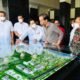 Presiden Jokowi melihat Layout Rumah Sakit (RS) Internasional Bali yang dipaparkan Menteri BUMN Erick Thohir, Senin (27/12/2021) (Dok/Humas).