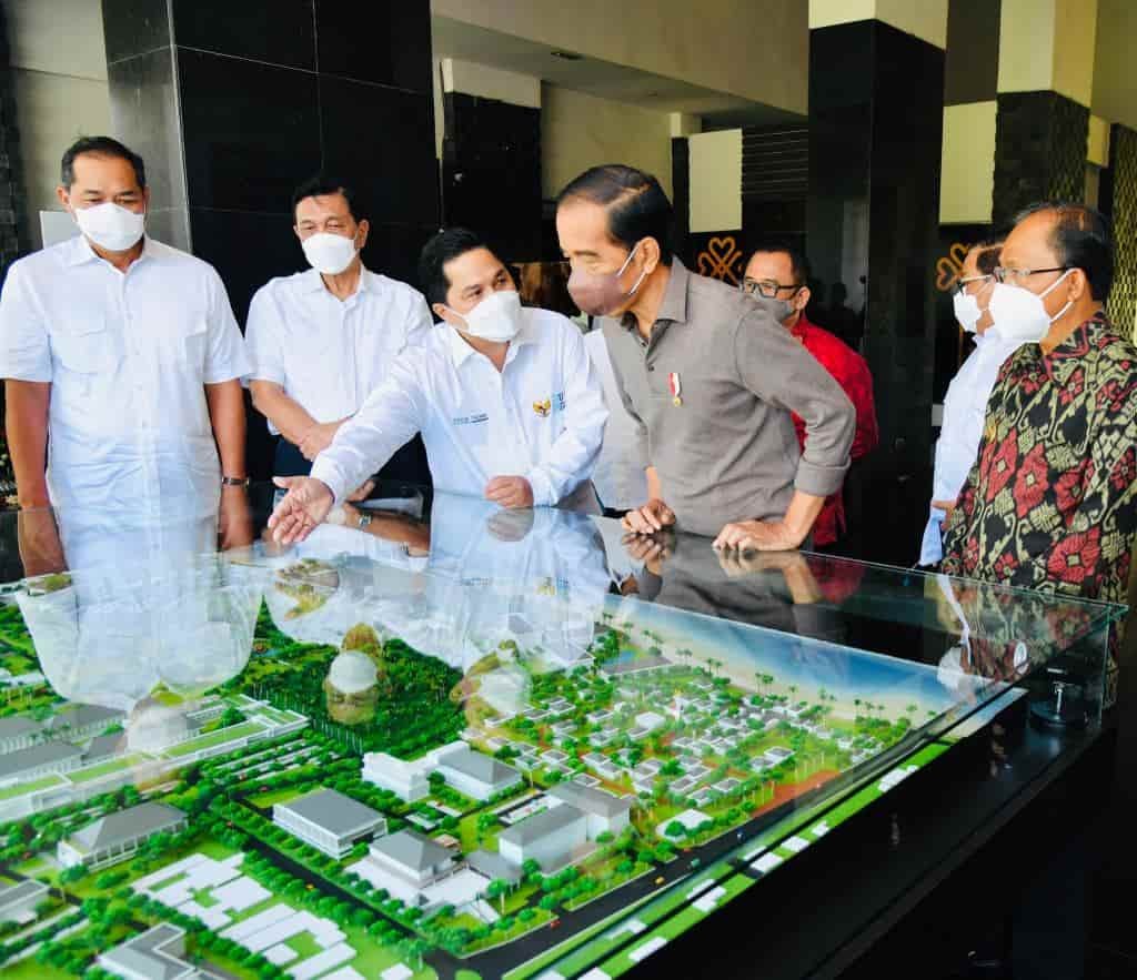 Presiden Jokowi melihat Layout Rumah Sakit (RS) Internasional Bali yang dipaparkan Menteri BUMN Erick Thohir, Senin (27/12/2021) (Dok/Humas).