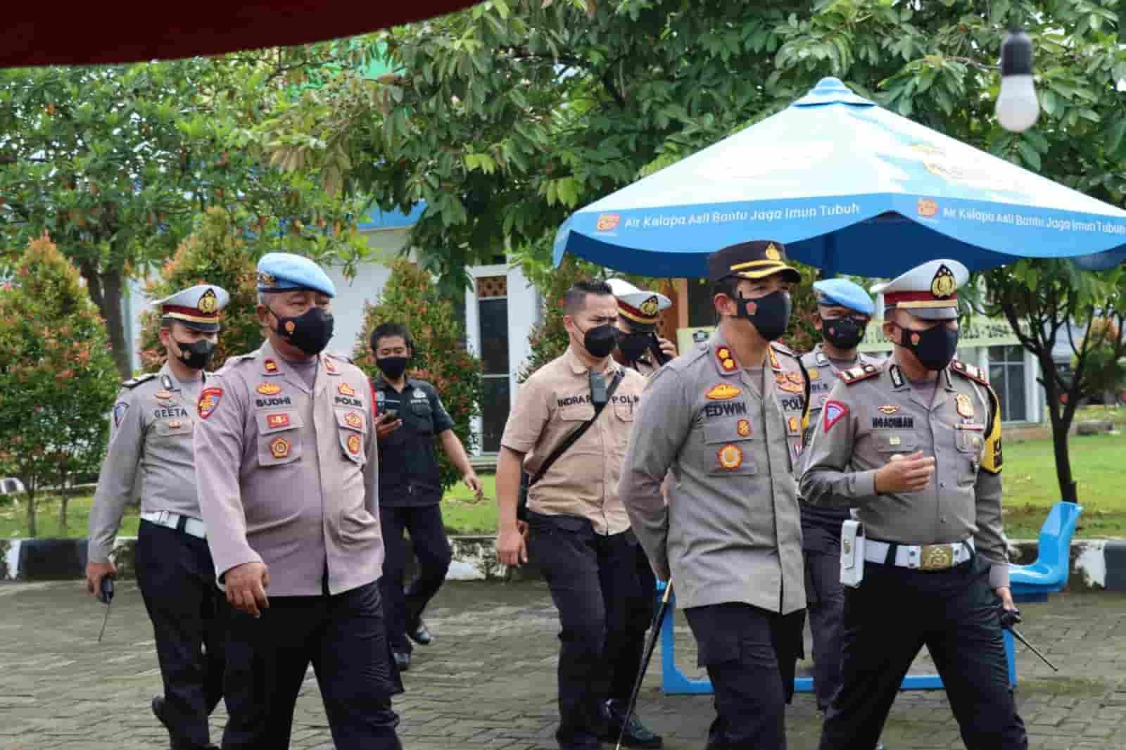 Kapolres Majalengka Cek PosPam di Pos Pelayanan Rest Area KM 166 Tol Cipali, Sabtu (25/12/2021). (Dok/Humas).