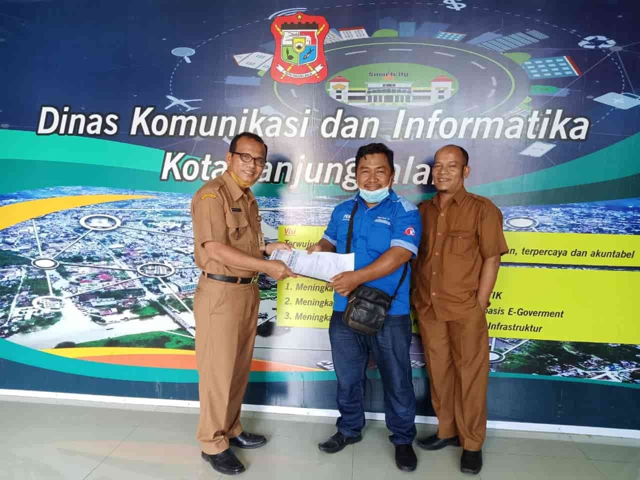 Pimpinan Umum Kedannews.com, menyerahkan berkas permohonan kerjasama, diterima oleh Kadis Kominfo Tanjungbalai, Selasa (4/1/2022). (kedannews.com/Sholeh Pelka).