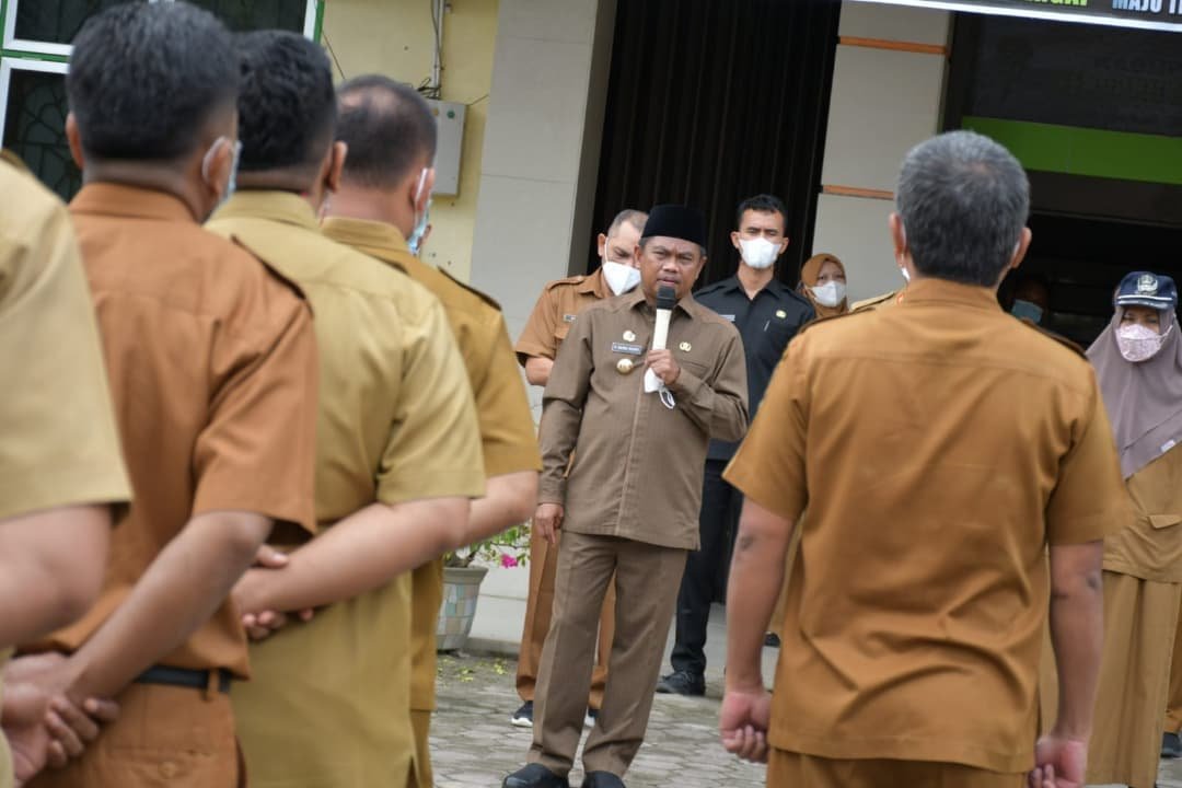 Bupati Sergai Darma Wijaya memberi arahan dan bimbingan saat sidak, Senin (3/1/2021). (Dok/Humas).