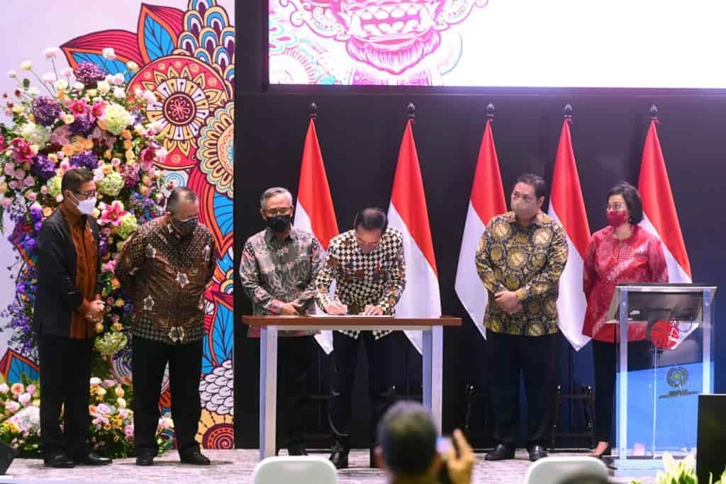 Presiden Republik Indonesia Joko Widodo saat menandatangani peresmian pembukaan Perdagangan Bursa Efek Indonesia Tahun 2022, Jakarta, Senin (3/1/2022). (Dok/Humas).