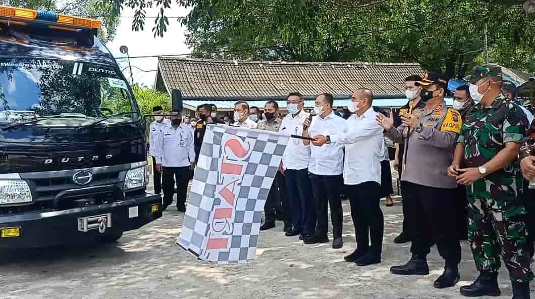 Gubsu Edy Rahmayadi saat melepas Bus Dapur Umum milik Pemkab Batu Bara, didampingi Bupati Zahir, AKBP Ikhwan Lubis, Letkol Inf. Sri Marantika Beruh di Sei Suka. Rabu (05/01/2022). (kedannews.com/Sholeh Pelka).