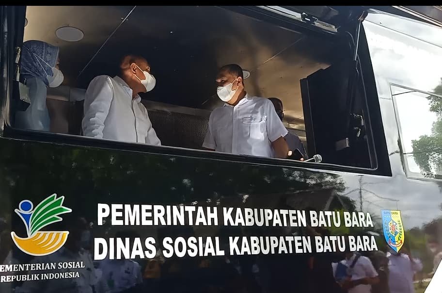 Gubsu Edy Rahmayadi bersama Bupati Zahir di dalam Mobil Dapur Umum, didampingi TP PKK Provsu, Rabu (5/1/2022). (kedannews.com/Sholeh Pelka).