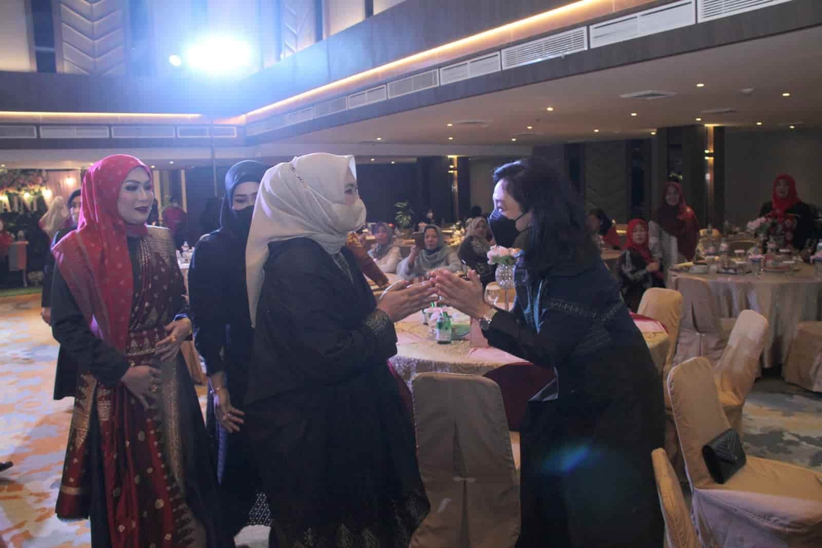 Ketua Dewan Kerajinan Nasional Daerah (Dekranasda) Sumatera Utara (Sumut) Nawal Lubis didampingi Wakil Ketua Dekranasda Sumut Sri Ayu Mihari menghadiri Grand Launching Hafitaini Hijab.co di Ballroom Kartini Hotel Le Polonia, Jalan Jenderal Sudirman Medan, Senin (3/1) malam. (Dok/Humas).