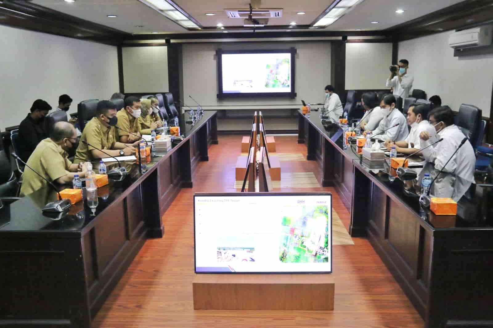 Wali Kota Medan Bobby Nasution menerima audiensi dari Managemen PLTU Pangkalan Susu di Kantor Wali Kota Medan, Selasa (4/1/2022). (Dok/Humas).