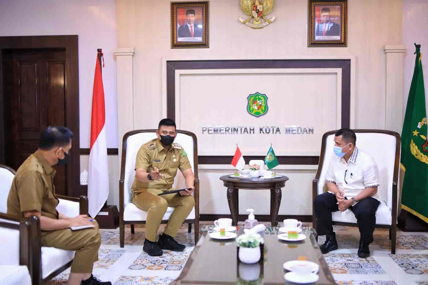 Wali Kota Medan Bobby Nasution sambut silaturahmi Ketua Ikatan Mantan Atletik Sumut (Ikama-Su) Irwan Pulungan di Balai Kota, Selasa (4/1/2022). (Dok/Humas).