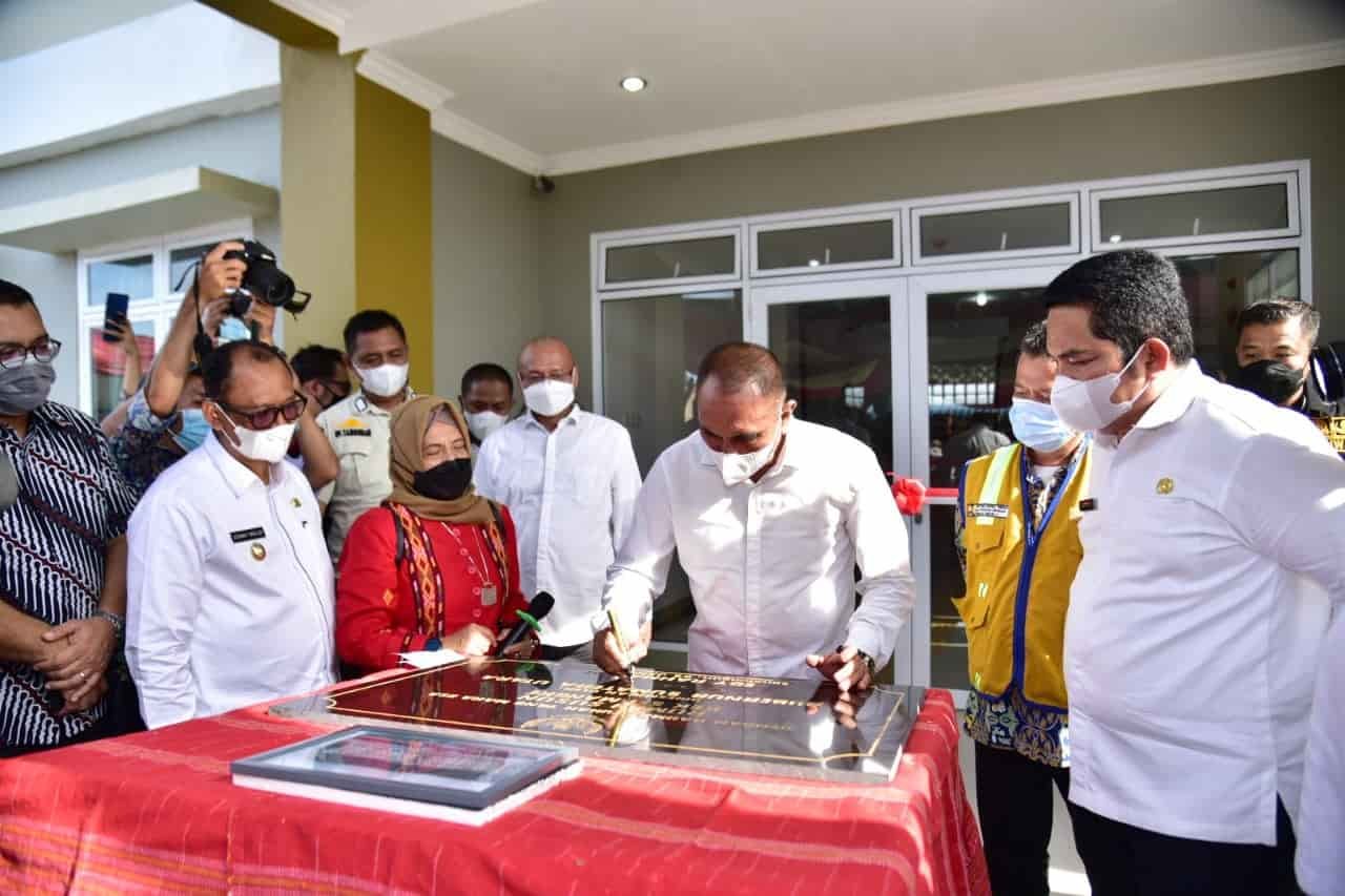 Gubsu Edy Rahmayadi didampingi Ketua TP PKK Sumut Nawal Lubis mendatangani prasasti peresmian Rusun KEK Sei Mangkei. (Dok/Humas).