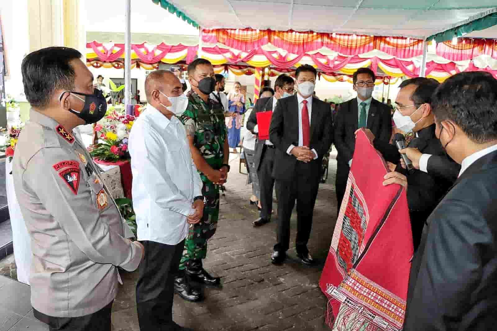 Gubernur Sumatera Utara (Sumut) Edy Rahmayadi bersama Kepala Kepolisian Daerah (Kapolda) Sumut, Irjen Pol RZ Panca Putra Simanjuntak menghadiri Ibadah Syukur Awal Tahun 2022 Huria Kristen Batak Protestan (HKBP) di Sopo Nomensen, Kantor Pusat HKBP Pearaja, Tarutung, Kabupaten Tapanuli Utara Selasa (4/1/2021). (Dok/Humas).