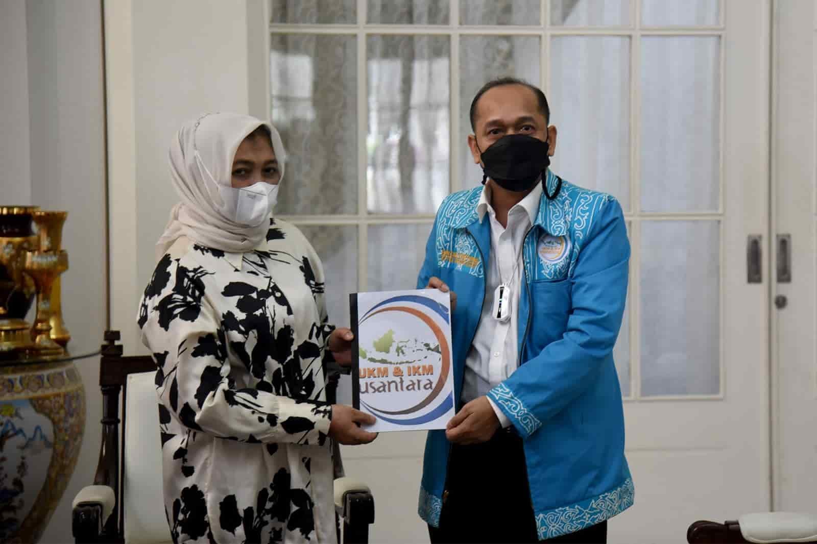 Ketua Dekranasda Provinsi Sumatera Utara Nawal Lubis menerima audiensi Dewan Pimpinan Wilayah UKM dan IKM Nusantara Sumut di Rumah Dinas Gubernur Sumut, Jalan Jenderal Sudirman Nomor 41 Medan, Selasa (04/01). (Dok/Humas).