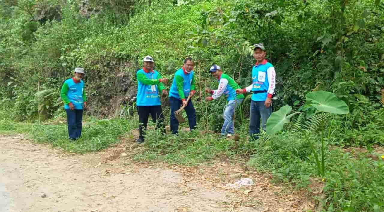 Karyawan Perumdam Tirta Cahya Agung Kabupaten Tulungagung sedang melakukan aksi tanam 150 pohon di sekitar pegunungan Jumog Desa Mulyosari Kecamatan Pagerwojo, Kamis (6/1/2022). (kedannews.com/Gusty Indah).