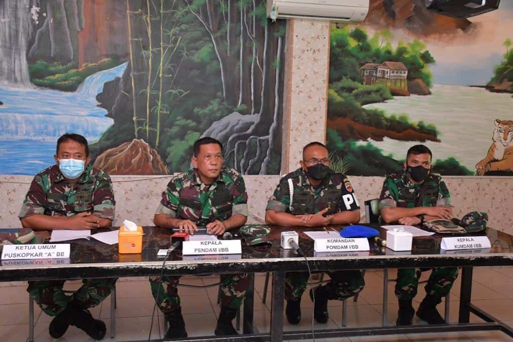 Kapendam I/BB Kol. Inf Donald Erickson Silitonga didampingi Danpomdam I/BB Kol.Cpm Daniel Prakoso, Kakumdam I/BB Kol. Chk Harri Farid SH dan Kabid Usaha Puskopkar "A" BB Mayor Inf Abdul Haris Perlindungan, Kamis (06/1/2022). (Dok/Humas).