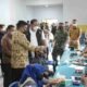 Wali Kota Medan Bobby Nasution saat meninjau pelaksanaan penyaluran bantuan bagi Keluarga Penerima Manfaat (KPM) di Kecamatan Medan Deli, Kamis (6/1/2022). (Dok/Humas).