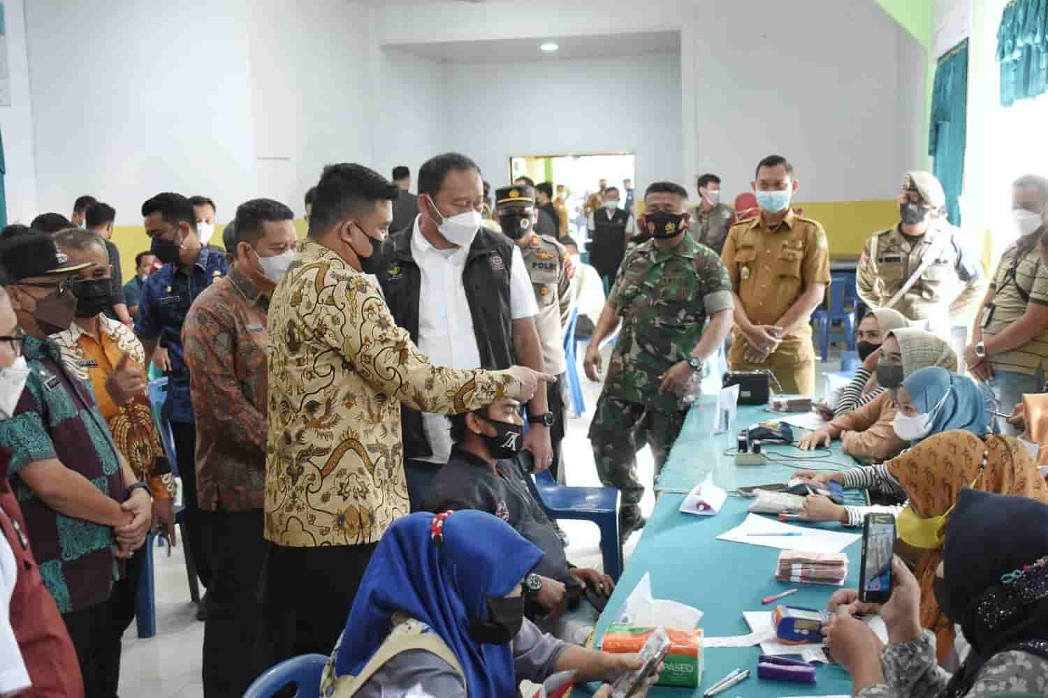 Wali Kota Medan Bobby Nasution saat meninjau pelaksanaan penyaluran bantuan bagi Keluarga Penerima Manfaat (KPM) di Kecamatan Medan Deli, Kamis (6/1/2022). (Dok/Humas).