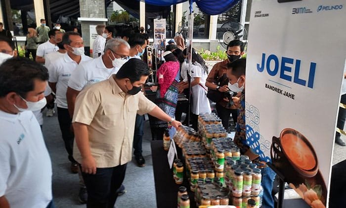 Menteri BUMN Erick Thohir saat meninjau Usaha UMKM, Bandrek JOELI, di Kuala Tanjung, Sabtu (08)01/2022). (Dok/Humas).