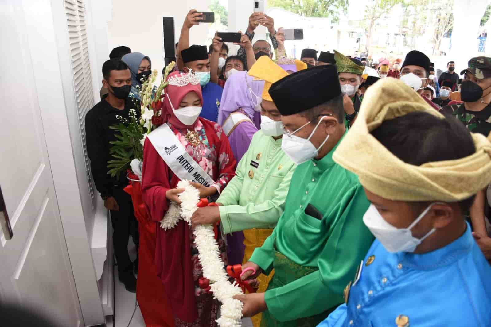 Pemotongan pita peresmian Pendopo Kerajaan Negeri Bedagai dan Kantor Baru Bupati Sergai, Jum'at (7/1/2022). (Dok/Humas).