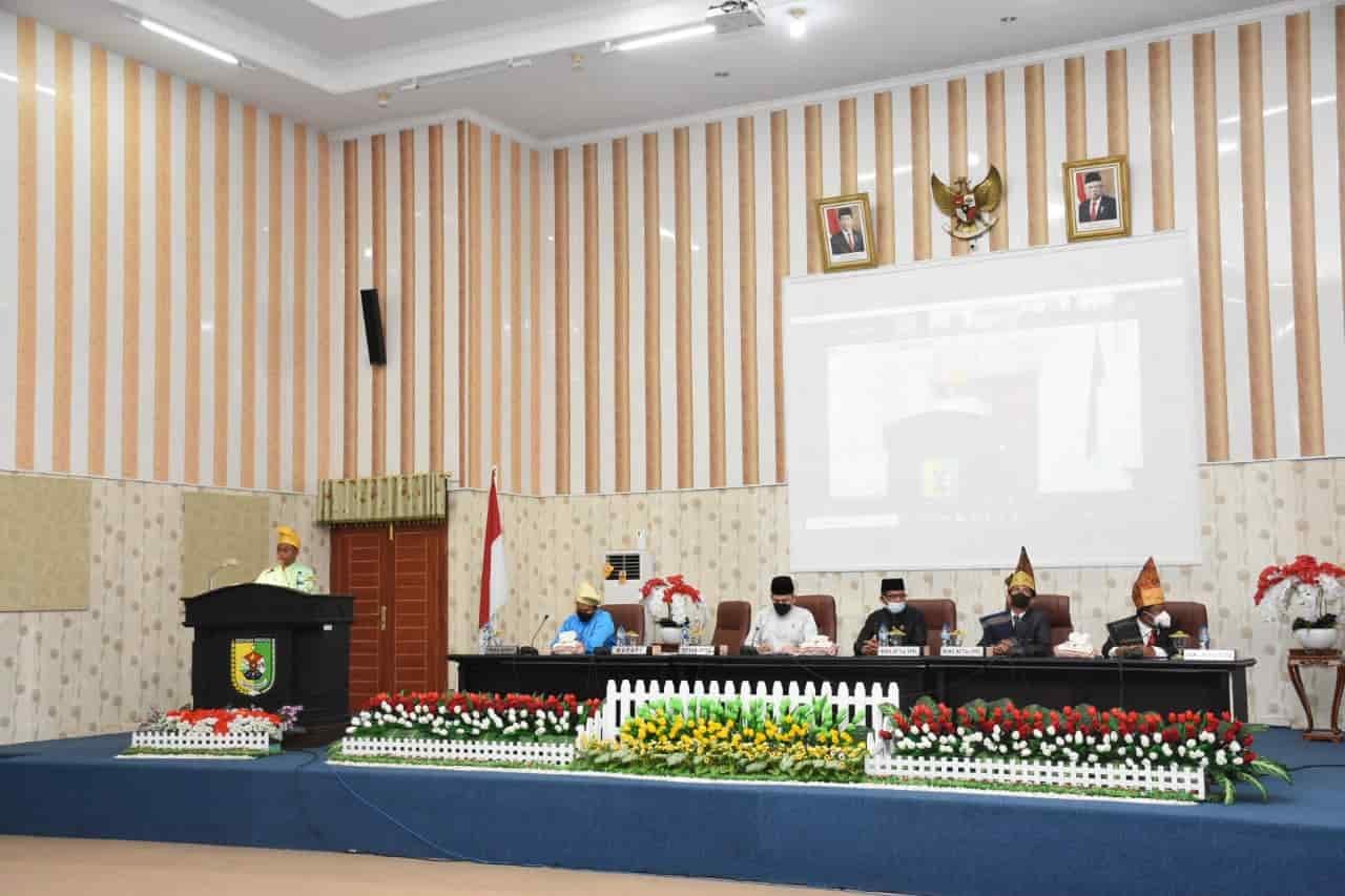 Bupati Sergai memberikan sambutan saat sidang paripurna DPRD Sergai, Jum'at (7/1/2022). (Dok/Humas).