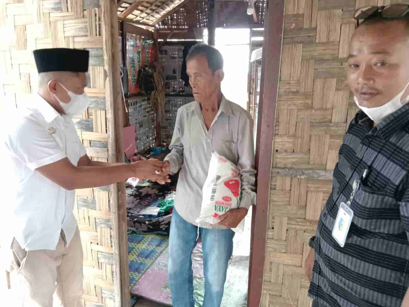 Koordinator Kadin Batu Bara berbagi, Burhan Saleh, saat menyerahkan bantuan kepada kaum dhuafa di Desa Padang Genting Senin (10/01/202(Dok/Humas).