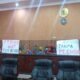 Anggota Koptan Rukun Sari membentangkan poster "Batu Bara tanpa PT Emha" saat RDP di DPRD Batu Bara. Senin (10/01/2022) (kedannews.com/Eka Suhendra).