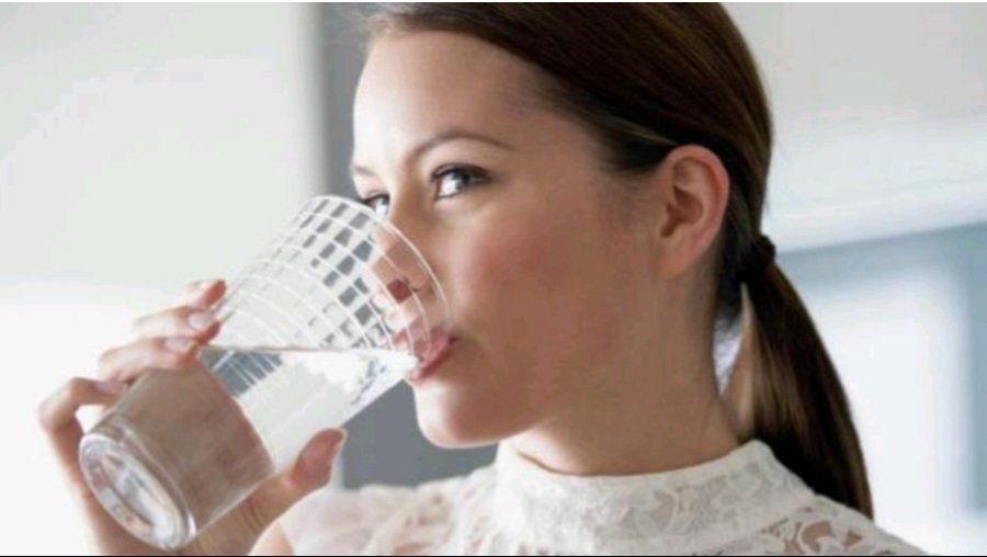 Minum air putih untuk kesehatan. (Dok/Ist).