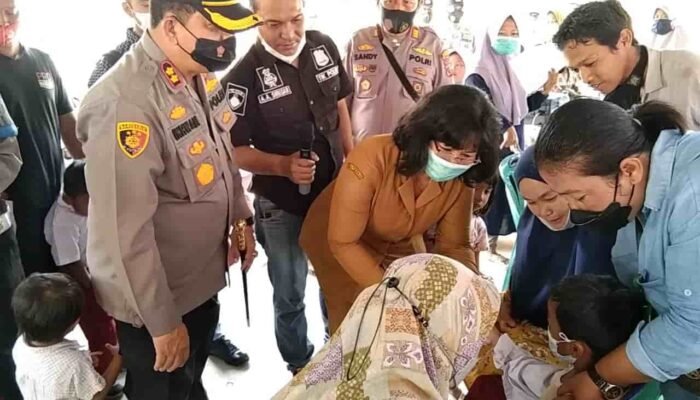Tinjau Vaksinasi Anak, Kapolres Batu Bara Bagi Hadiah di Wilkum Polsek Indrapura