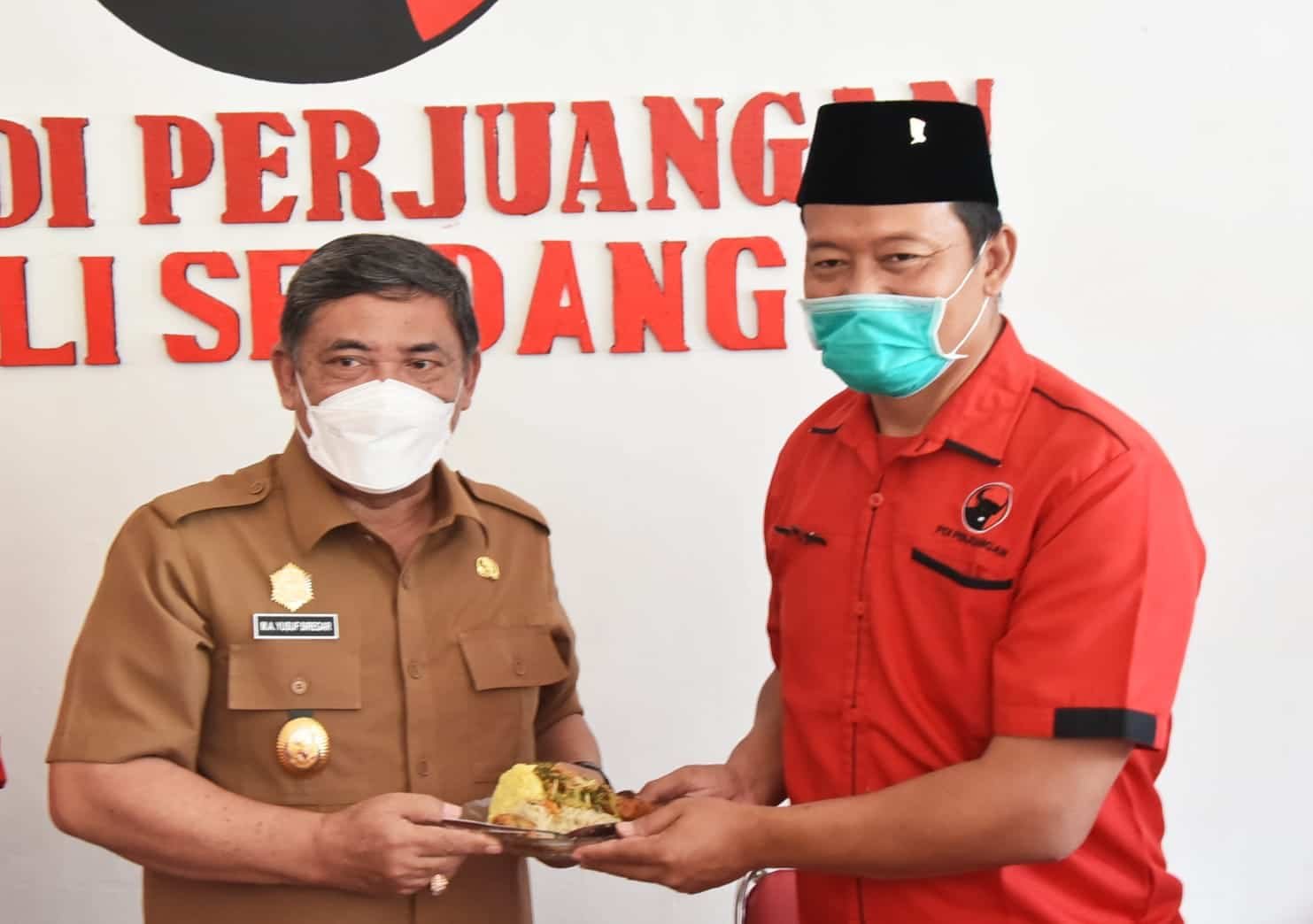 Bupati Deli Serdang foto bersama Ketua DPC PDI Perjuangan, Eko Sopianto SE, Senin (10/01/2022). (Dok/Humas).