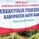Ketua Famili meninjau baliho pemberitahuan lokasi pembangunan perkantoran Pemkab Batu Bara di Lima Puluh, Selasa (11/1/22).(kedannews.com/Eka Suhendra)